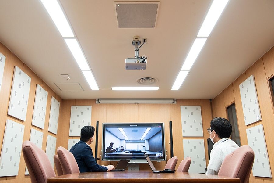 Cuéntanos sobre la sala de conferencias en tus oficinas de Takanawa a la que estás conectado.
