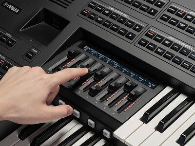 Mano operando el deslizador del Live Expression Control.