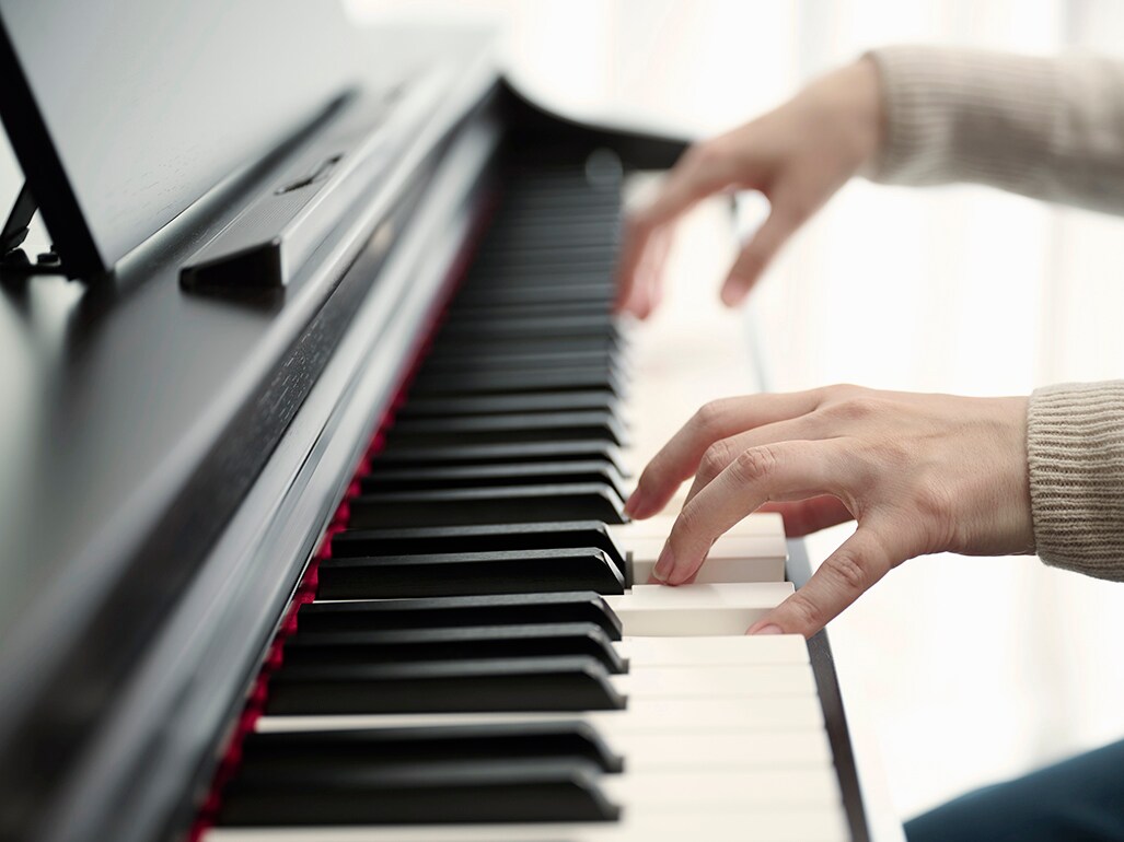 El tacto natural y uniforme del teclado ARIUS, que se asemeja mucho a la sensación de un piano acústico.