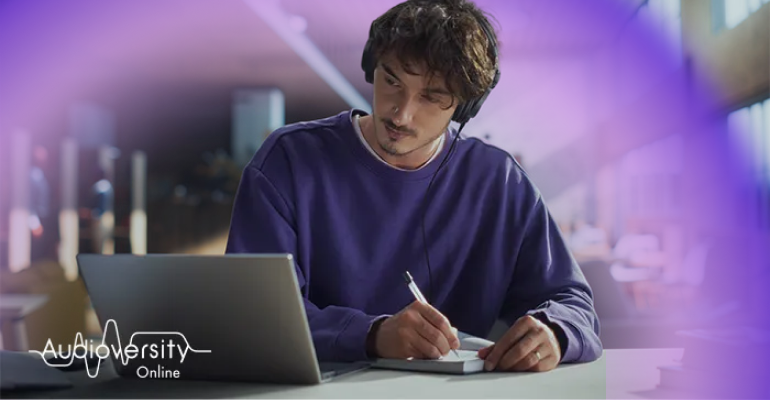 Logotipo de Audioversity Online y un aura detrás de un hombre concentrado en una sesión de capacitación en línea.