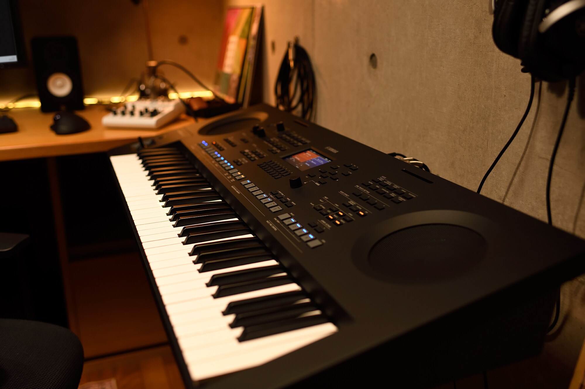 Un espacio de trabajo musical en casa con una computadora y un teclado