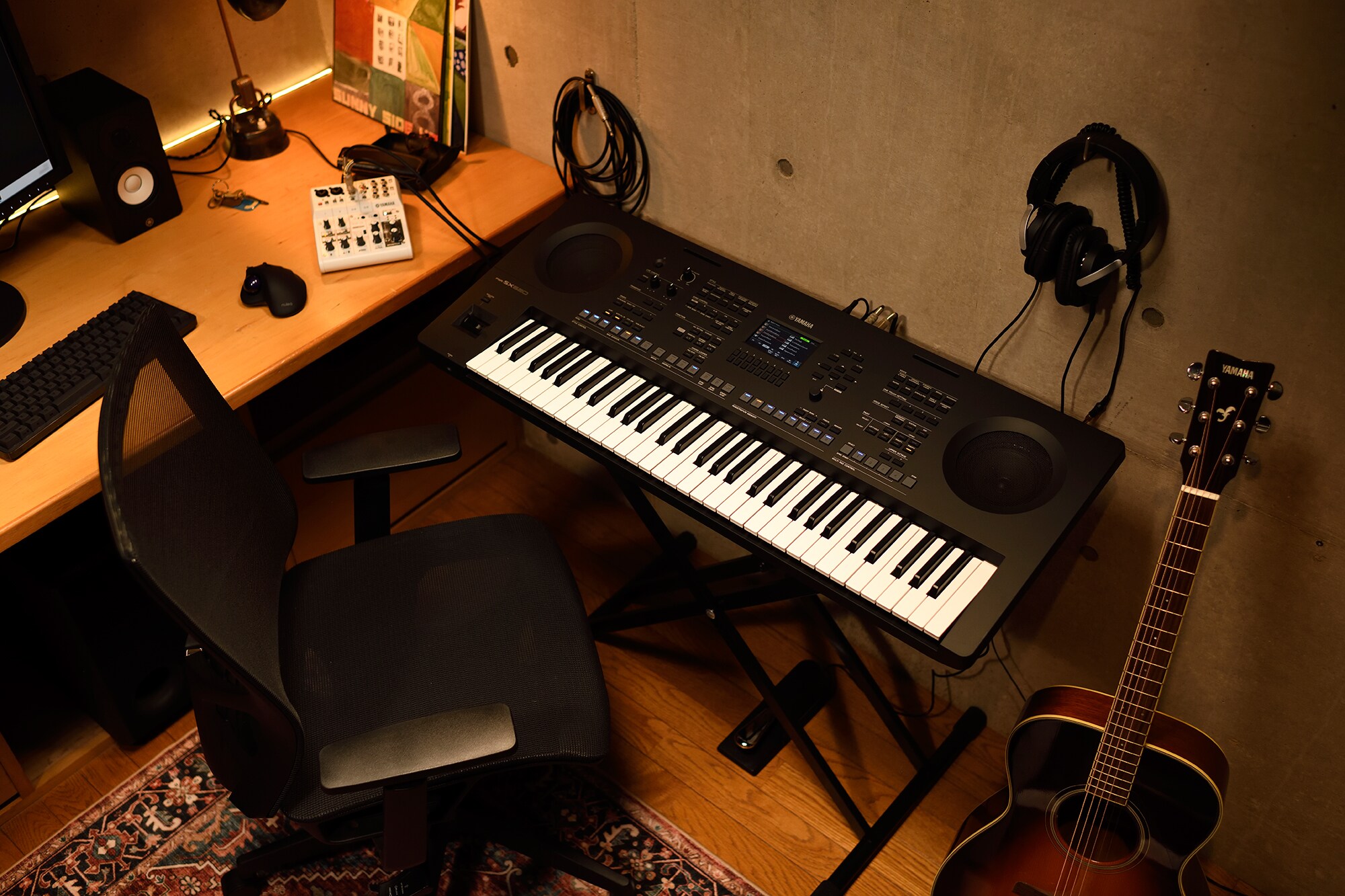 Un espacio de trabajo musical en casa con una computadora y un teclado