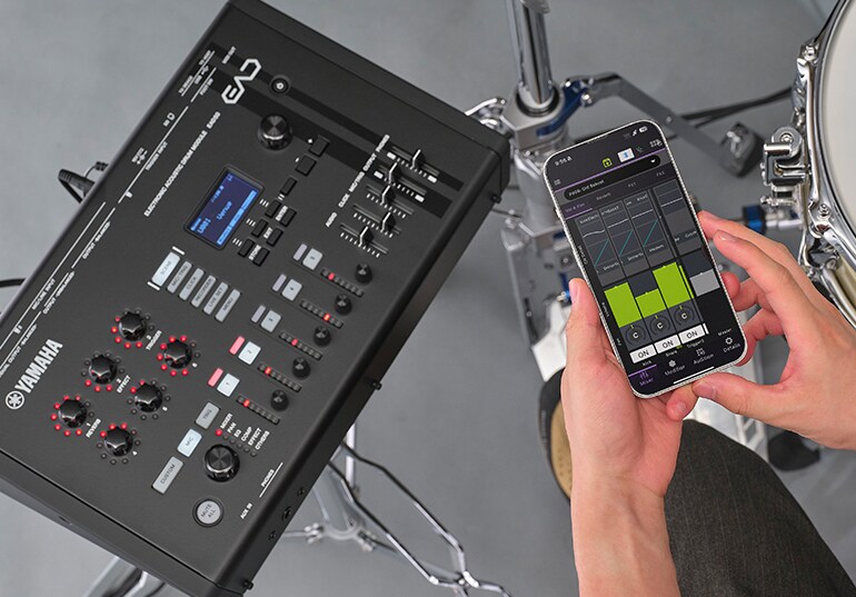 Un usuario controlando el EAD50 mediante la aplicación EAD Touch
