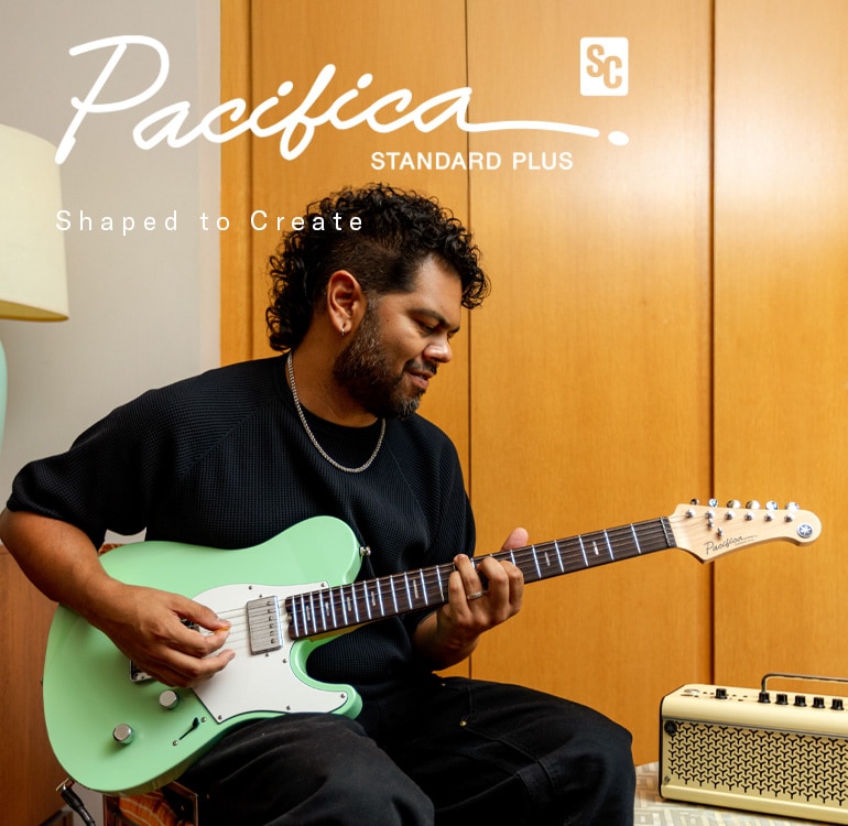 Un hombre tocando la Pacifica SC Standard Plus (PACS+11S PGN) en casa usando el THR30II Wireless
