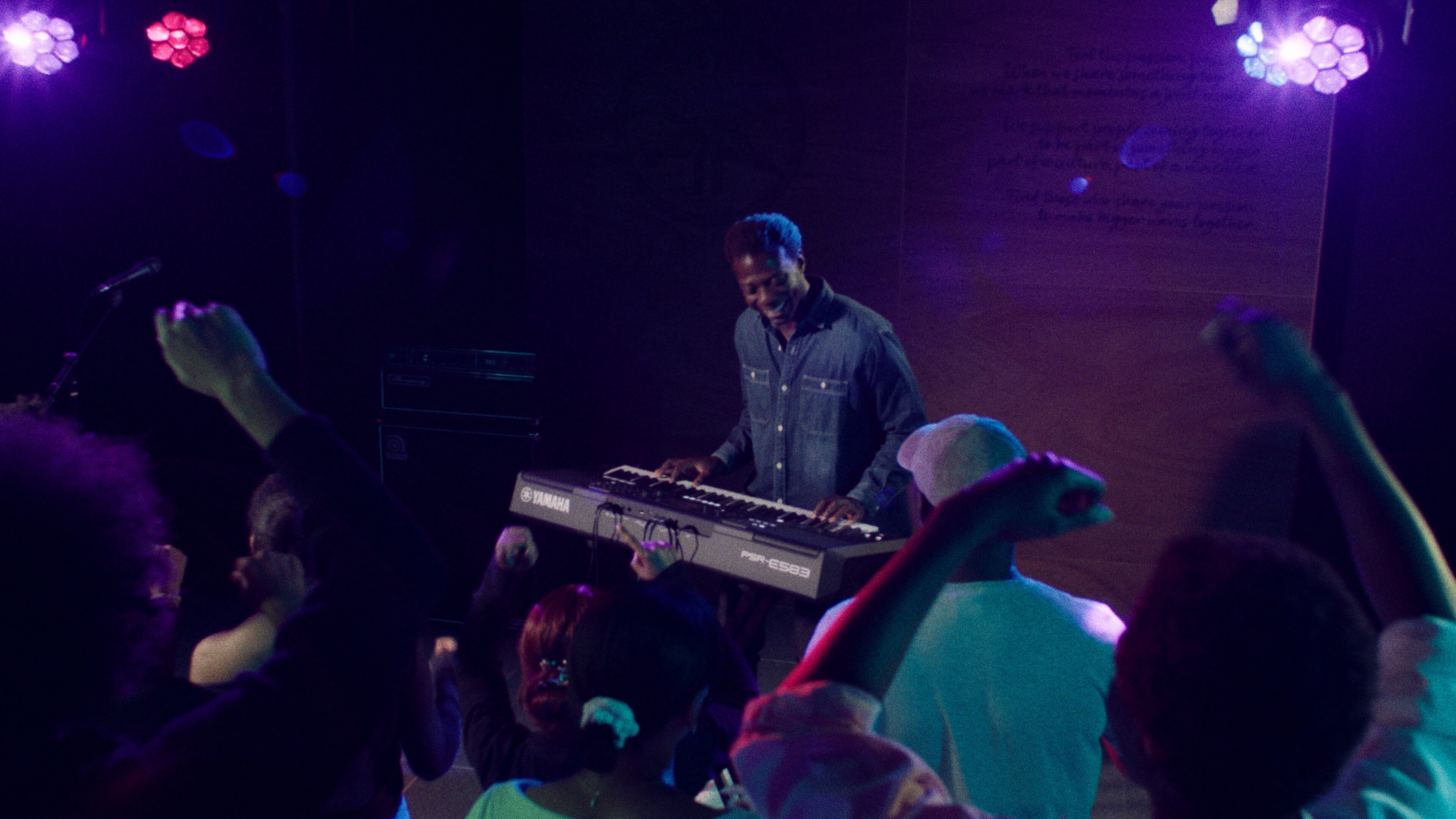 Una persona tocando el teclado portátil Yamaha PSR-E583 con audífonos