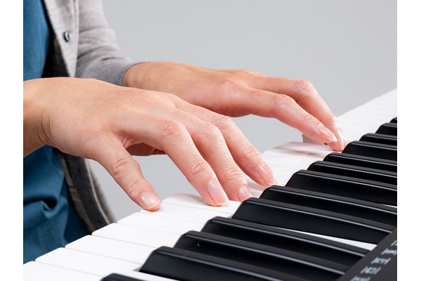 A person playing accompaniment on the YPT-280