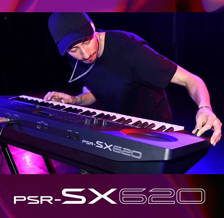 Músico tocando un teclado PSR-SX620 en el escenario.