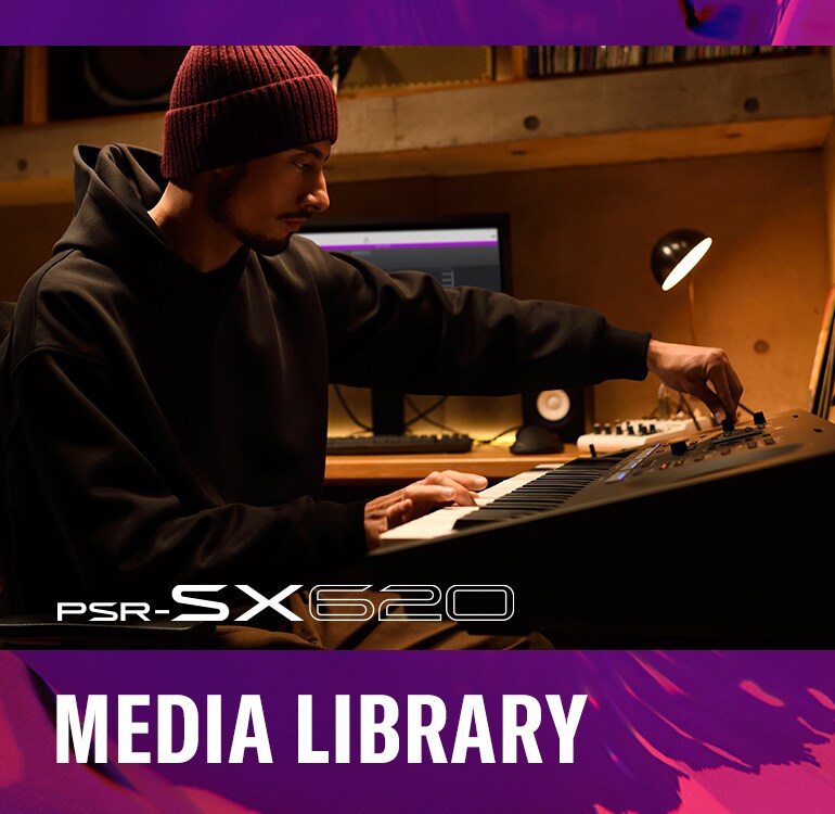 Músico tocando un Arranger Workstation Yamaha PSR-SX620