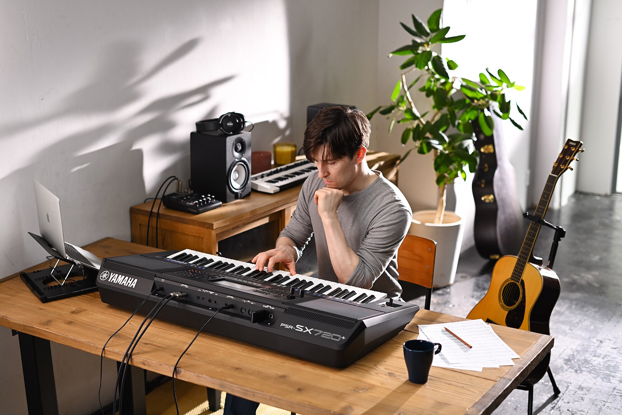 Foto de una persona tocando la estación de trabajo de arreglos Yamaha PSR-SX720+