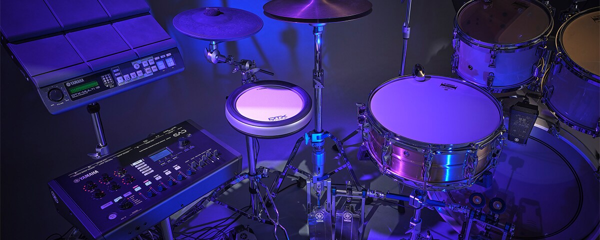 Foto de una configuración de batería híbrida que combina batería acústica y electrónica