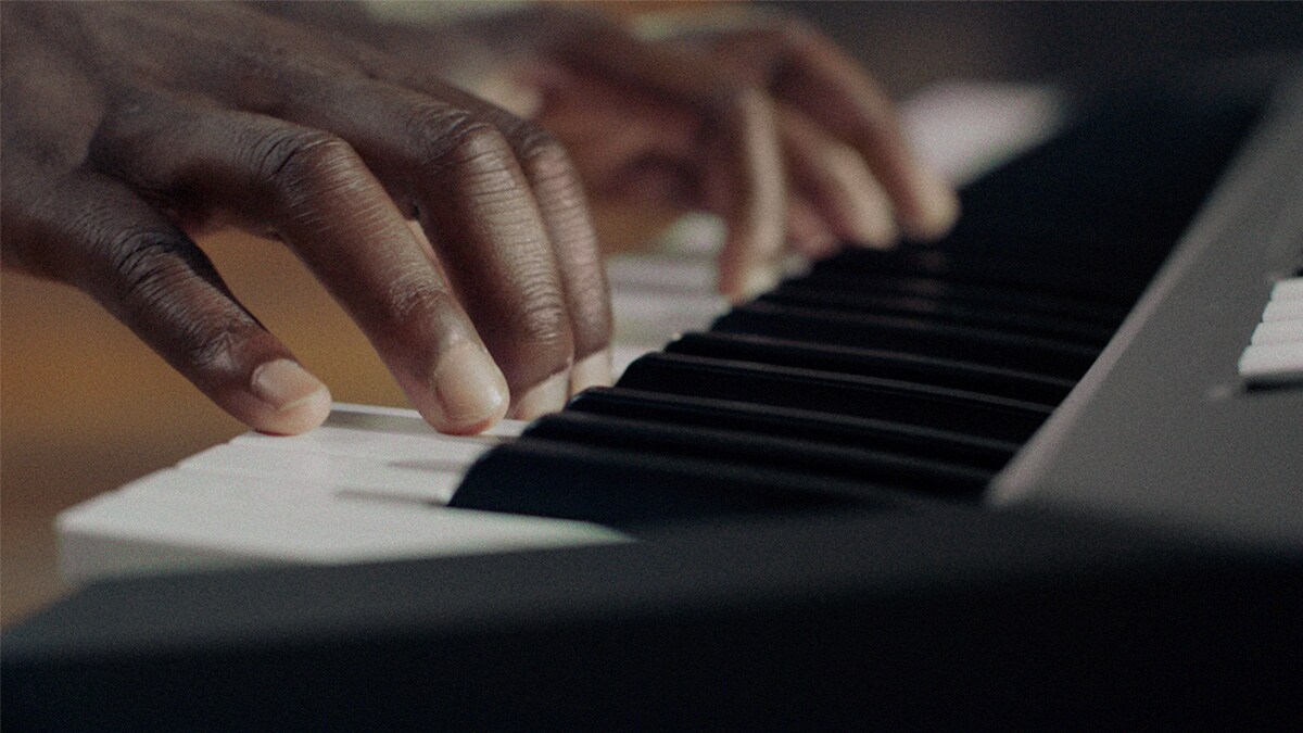 Teclado del PSR-E483 tocado por una persona