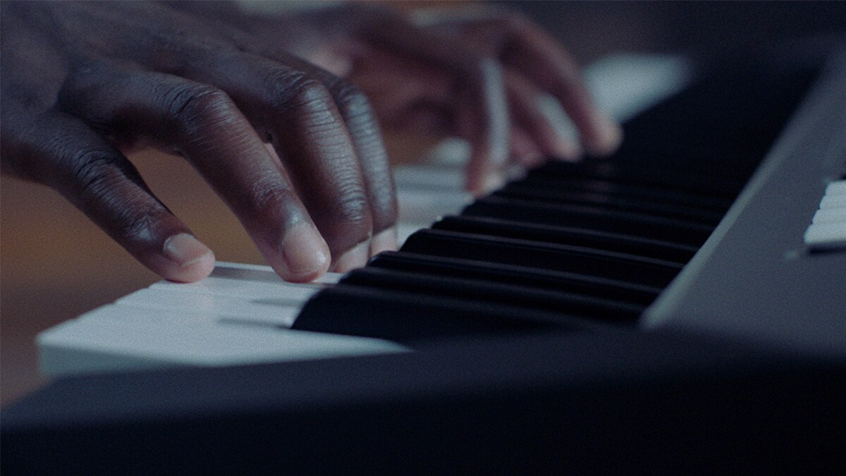 Teclado del PSR-E583 tocado por una persona