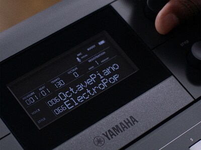 Imagen de característica de la pantalla central del PSR-E583