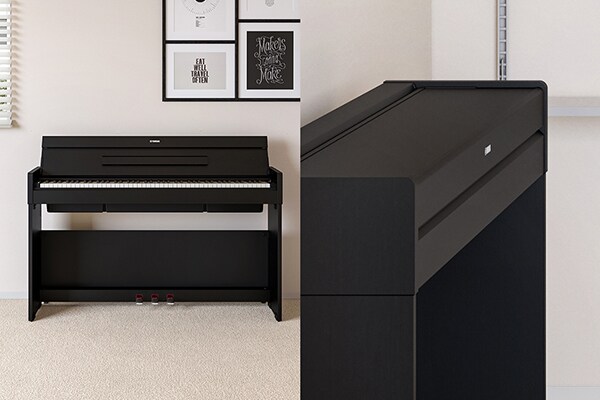 Un piano ARIUS integrado en la decoración de la sala de estar, y un piano ARIUS con un diseño más plano y compacto gracias a que su tapa está cerrada