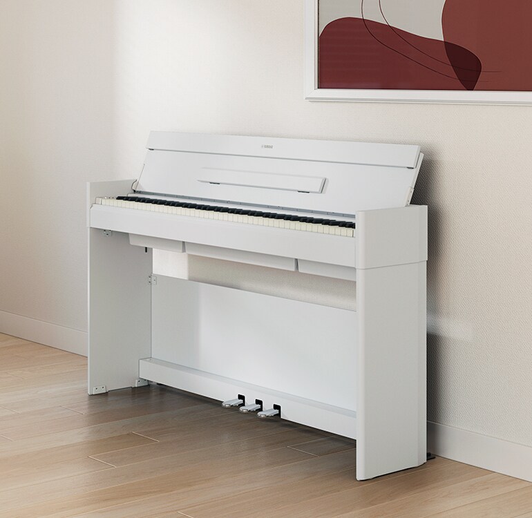 Una sala de estar que cuenta con un piano ARIUS, plantas de interior y un sofá, armoniosamente integrados con la decoración