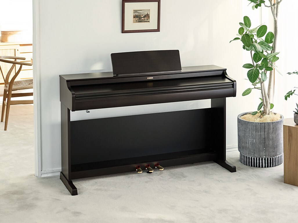 El diseño compacto y refinado de los pianos digitales ARIUS se integra de forma natural en las salas de estar.