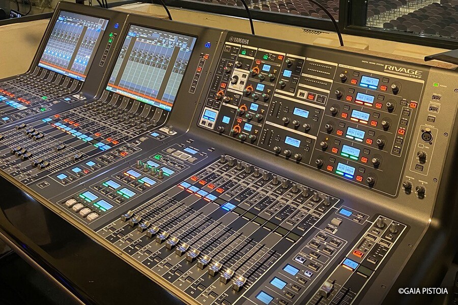 Consola de mezcla digital Yamaha de la serie RIVAGE PM instalada en Allianz MiCo, con vista a la sala de conferencias como parte del sistema integrado de control de audio del recinto.