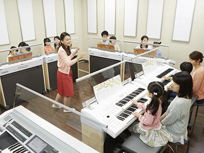 ──¿Por qué cree que los adultos que asistieron a la Academia de Música Yamaha de pequeños se sienten felices?
