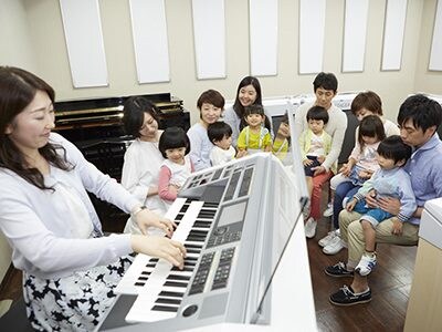 ──¿Cuáles son los objetivos de las lecciones en grupo de la Academia de Música Yamaha?
