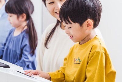 El método distintivo de Yamaha estimula tu capacidad de disfrutar de la música a lo largo de la vida, incluso cuando eres adultos.