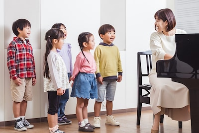 Habilidades sociales, perseverancia y concentración cultivadas a través de las clases de Yamaha.