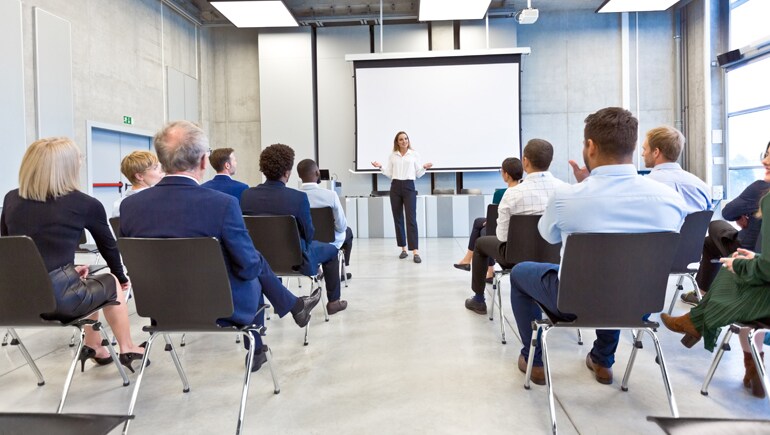 Foto de una mujer haciendo una presentación